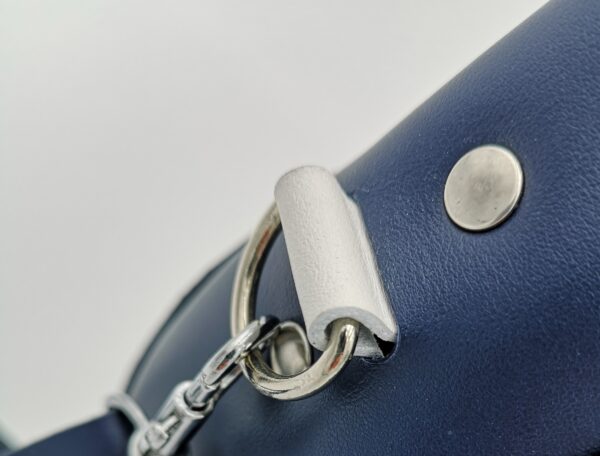 Sac en cuir rond bleu marine et blanc – Image 2